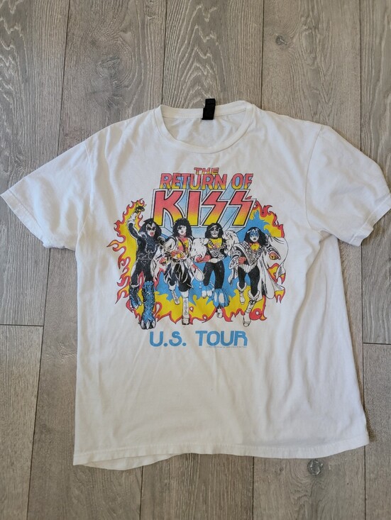 Gildan Other - Gilden Kiss Graphic T-Shirt